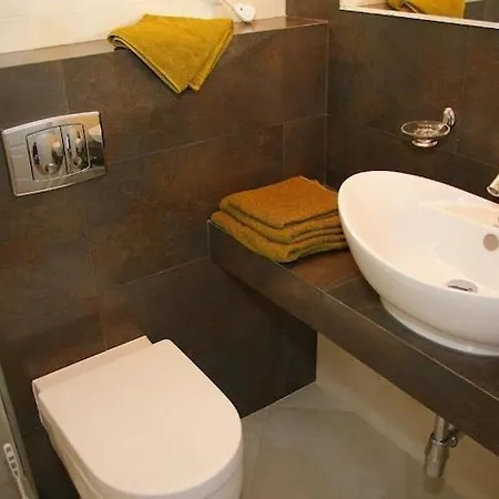 Holiday home In Near Lifts, Cleaning Included